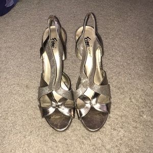 Gold metallic pump shoe